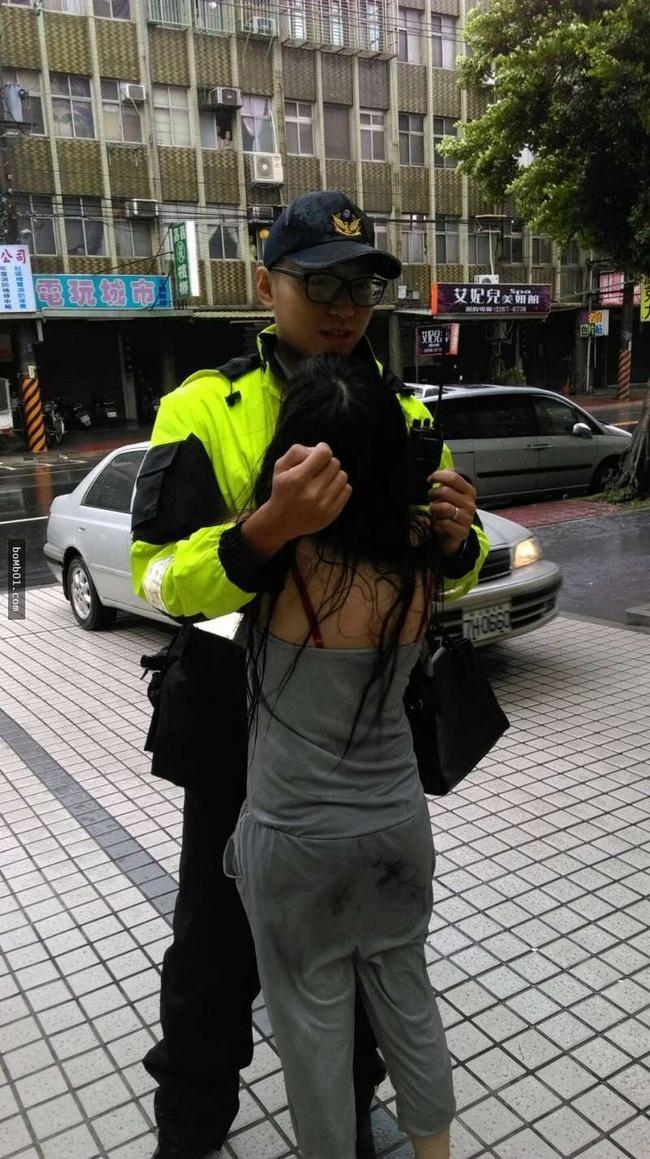 cô gái ôm cảnh sát