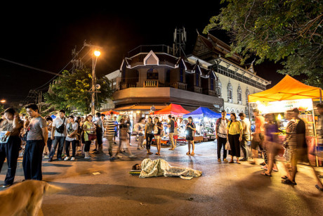 ngủ giữa đông người